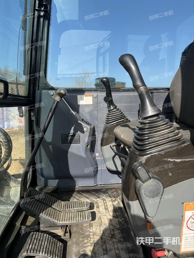 驾驶室顶部（整机外观）