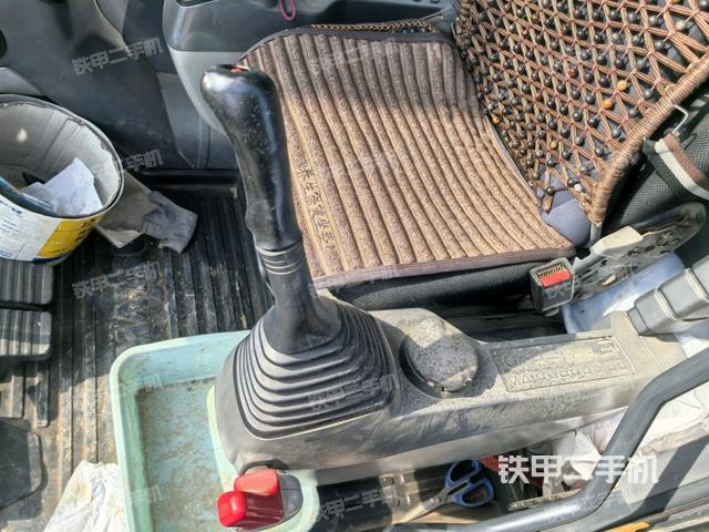 行走控制手柄和踏板 俯拍（驾驶室部分）