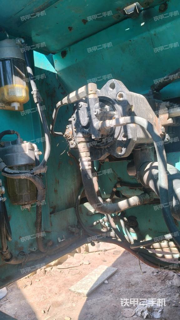 液壓泵艙室正面整體（整機外觀）