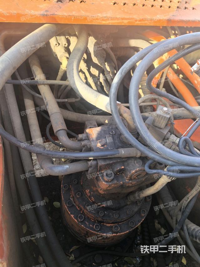 回转马达和主控阀（整机外观）