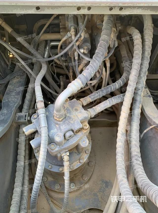 回轉(zhuǎn)馬達(dá)和主控閥（整機(jī)外觀）