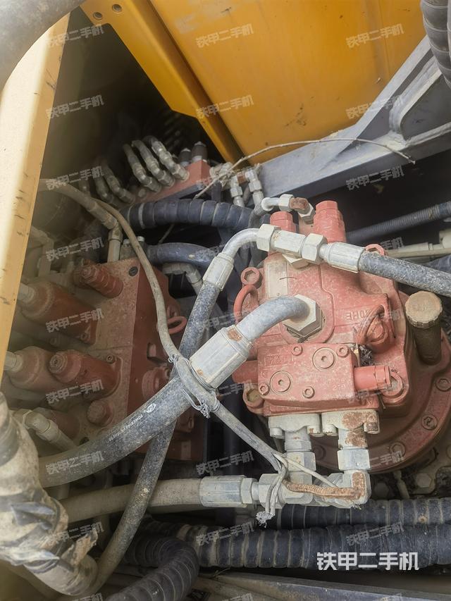 回转马达和主控阀（整机外观）