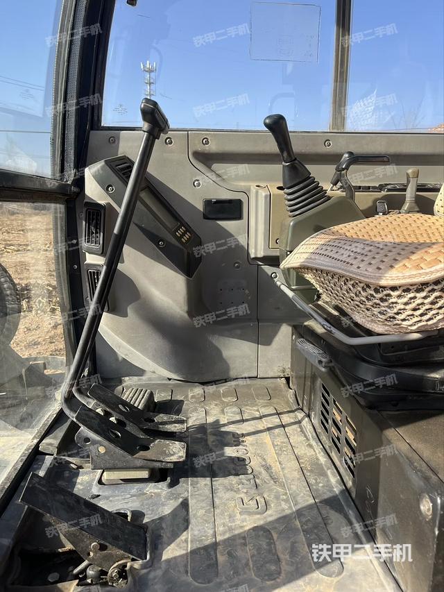 驾驶室顶部（整机外观）