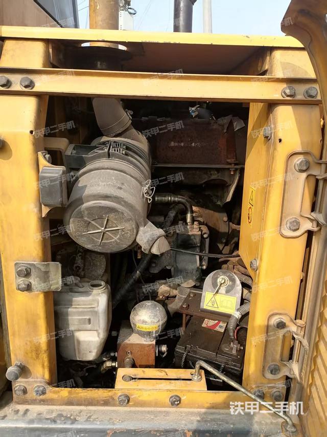 液压泵舱室正面整体（整机外观）