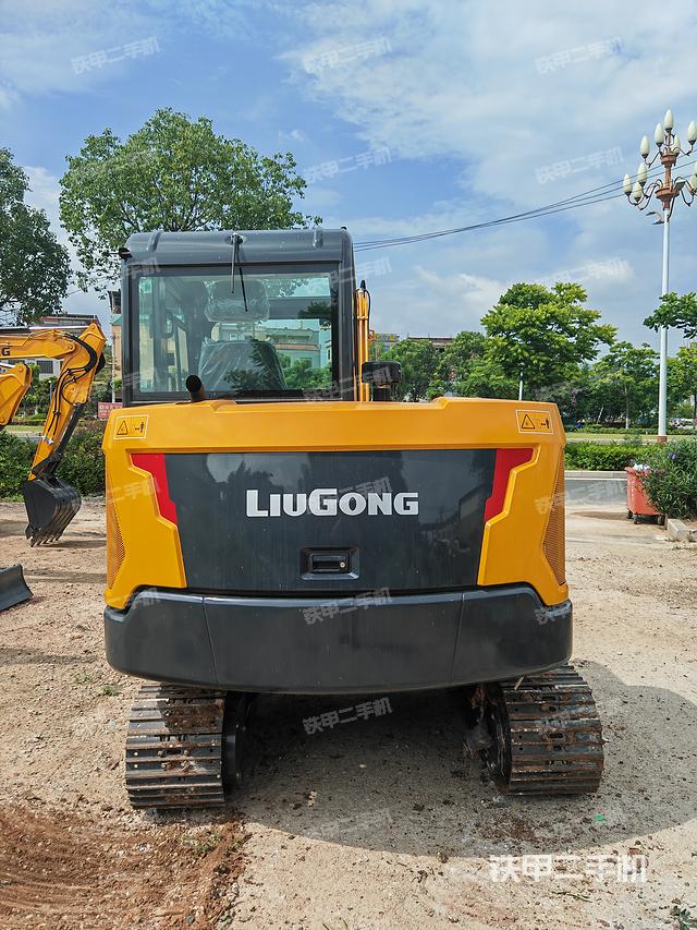 驾驶室顶部（整机外观）