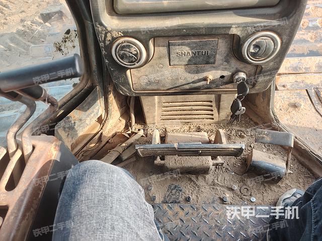 駕駛室操作臺(tái)（設(shè)備外觀及核心部件）