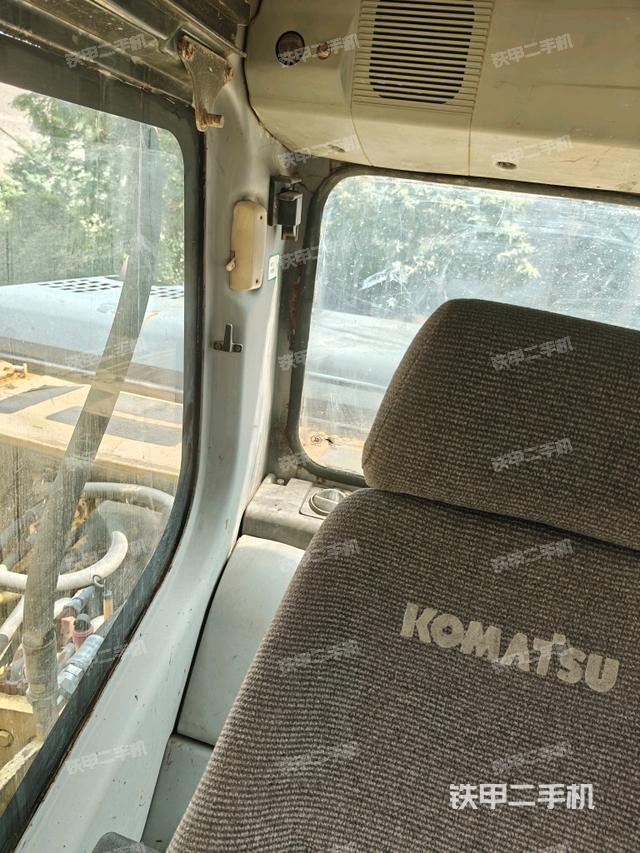 行走控制手柄和踏板 俯拍（驾驶室部分）