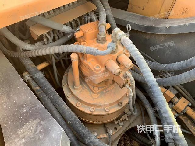 回转马达和主控阀（整机外观）