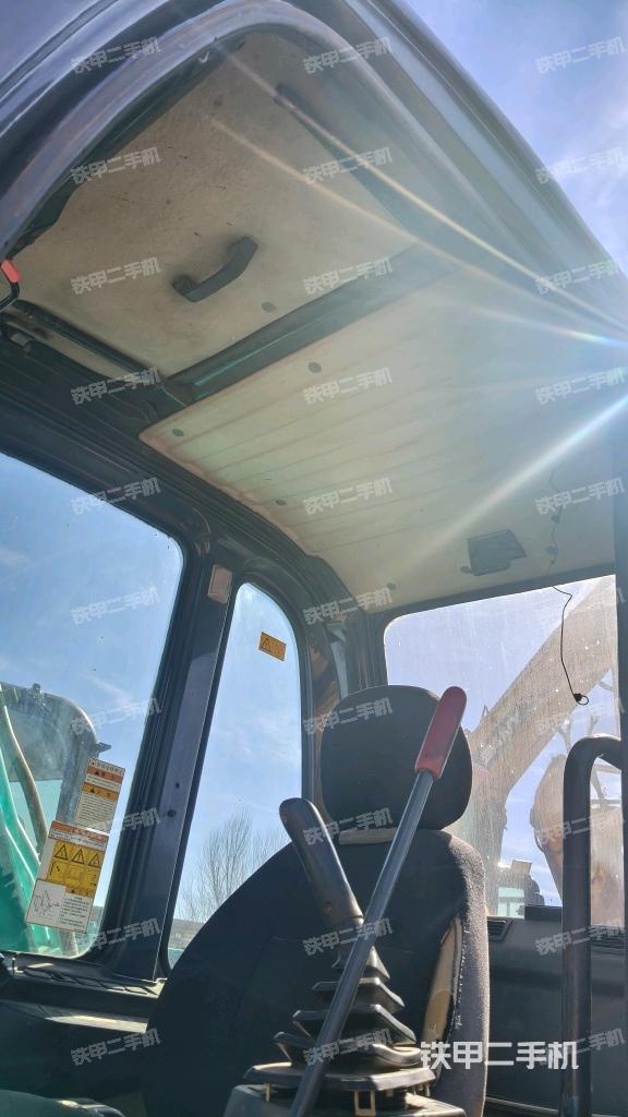 駕駛室頂部（整機外觀）