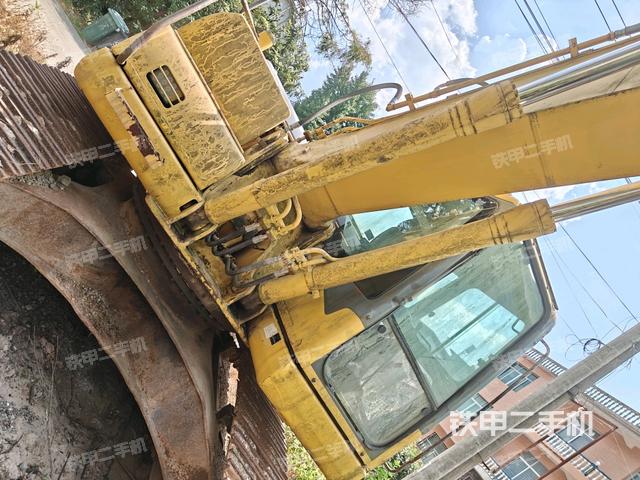 大臂油缸整体 竖拍（工作和回转装置）