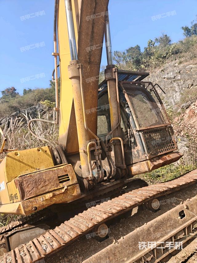 大臂油缸整体 竖拍（工作和回转装置）