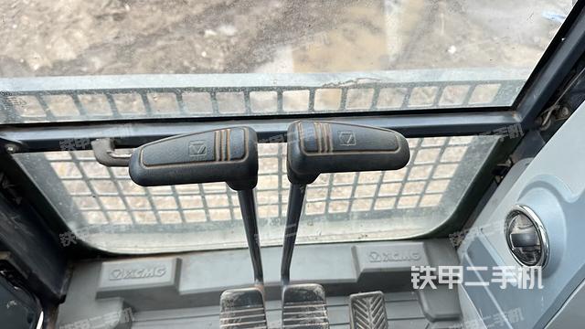 行走控制手柄和踏板 俯拍（驾驶室部分）