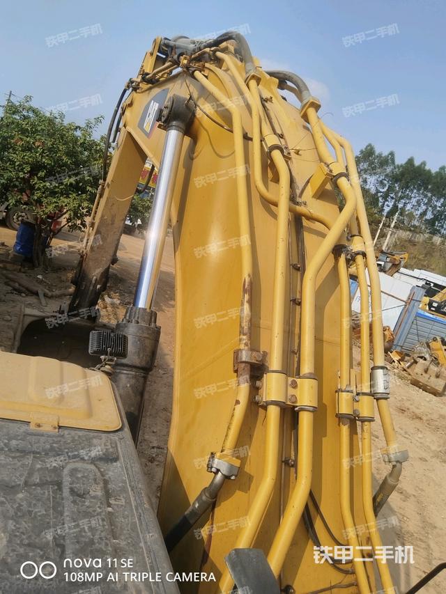 大臂油缸整体 竖拍（工作和回转装置）