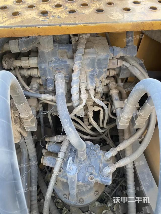 回转马达和主控阀（整机外观）