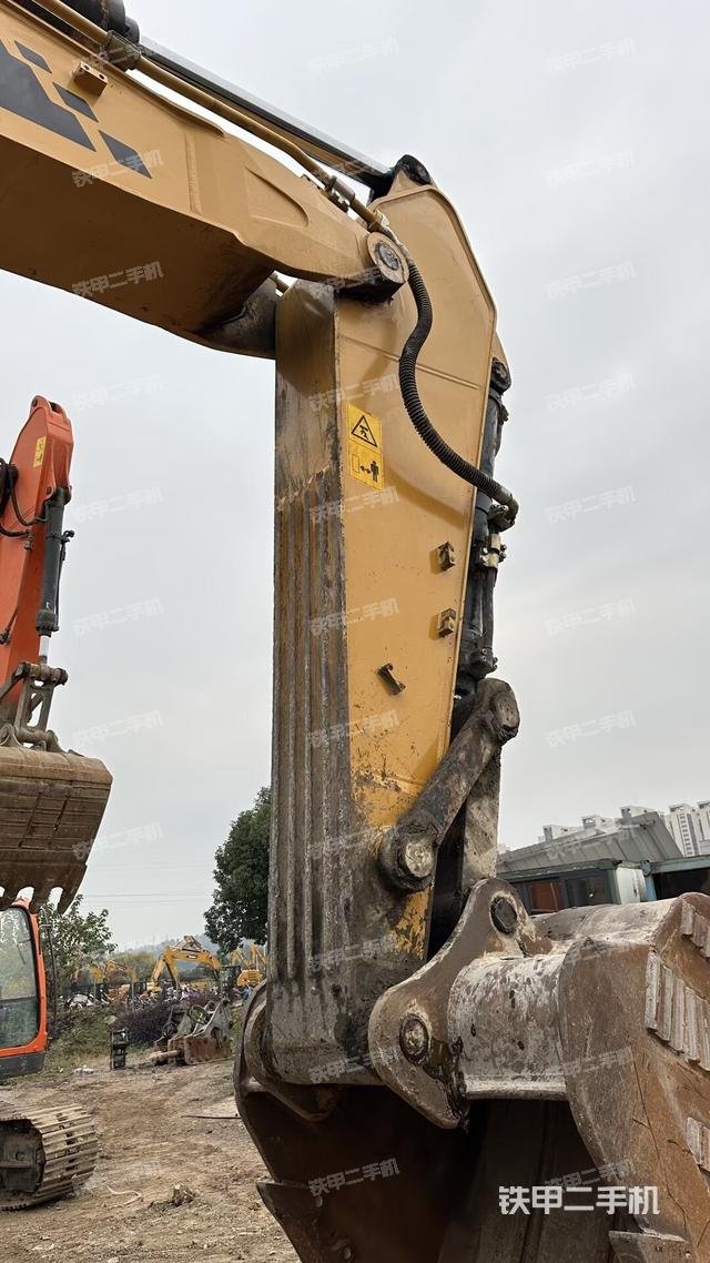 大臂油缸整体 竖拍（工作和回转装置）