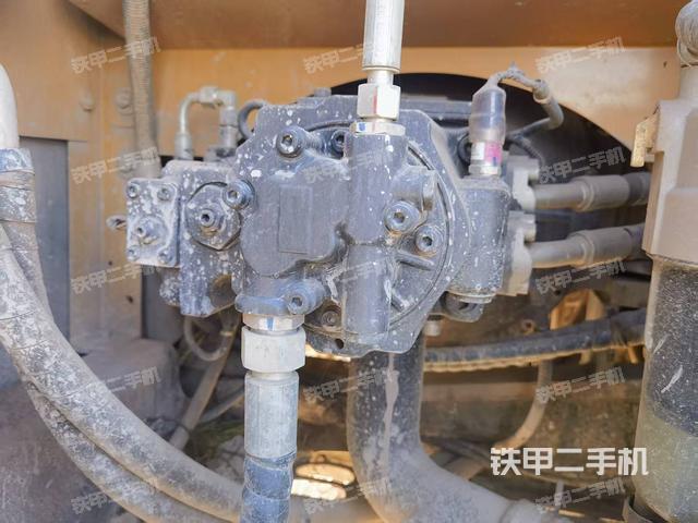 液压泵舱室正面整体（整机外观）