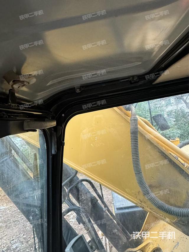 行走控制手柄和踏板 俯拍（驾驶室部分）