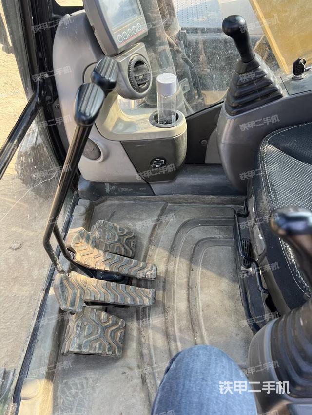行走控制手柄和踏板 俯拍（驾驶室部分）