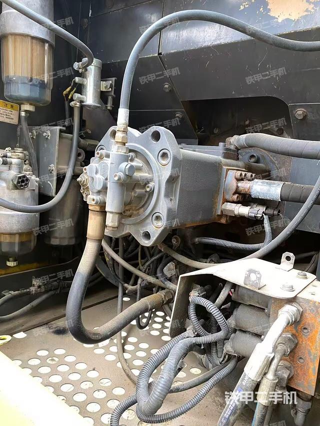 液壓泵艙室正面整體（整機(jī)外觀）