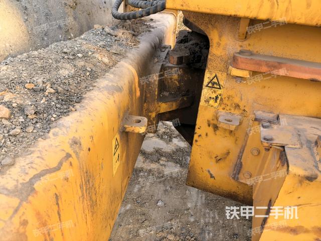 后輪左側(cè)全景（壓路機(jī)前后車架）