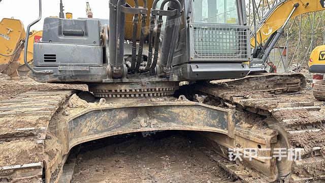 大臂油缸整体 竖拍（工作和回转装置）