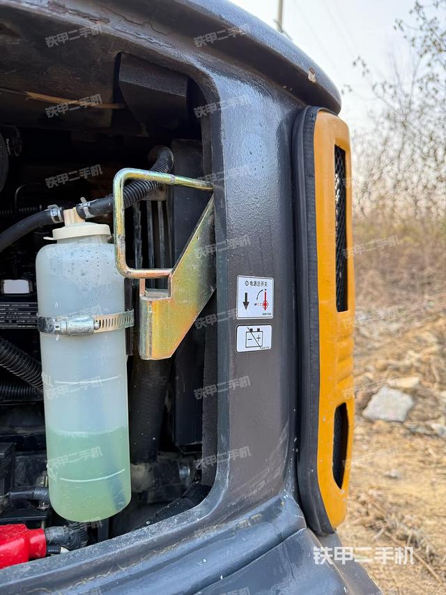 液压泵舱室正面整体（整机外观）