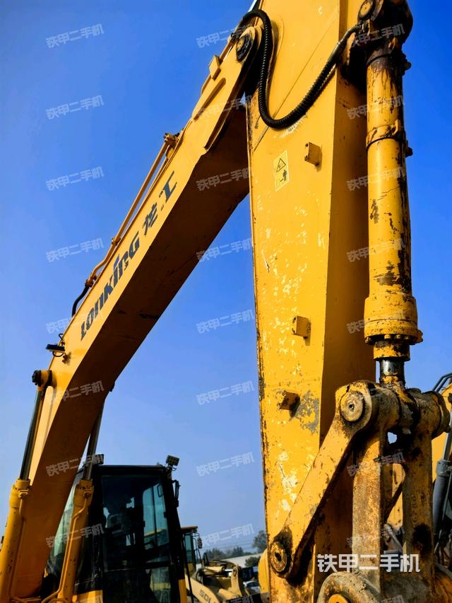 大臂油缸整体 竖拍（工作和回转装置）