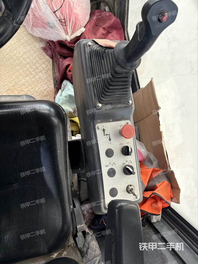 驾驶室侧向上照全景（压路机驾驶室）