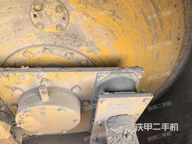 前輪右側(cè)減震塊連接及部件（壓路機(jī)前后車架）