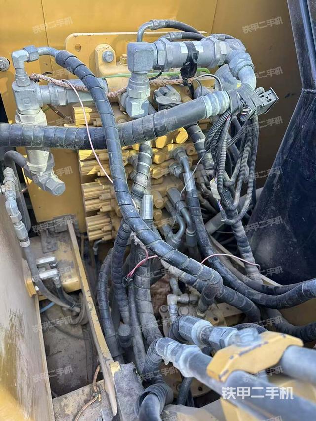 回轉(zhuǎn)馬達(dá)和主控閥（整機(jī)外觀）