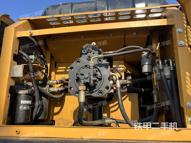 液压泵舱室正面整体（整机外观）