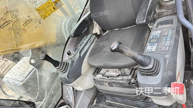 行走控制手柄和踏板 俯拍（驾驶室部分）