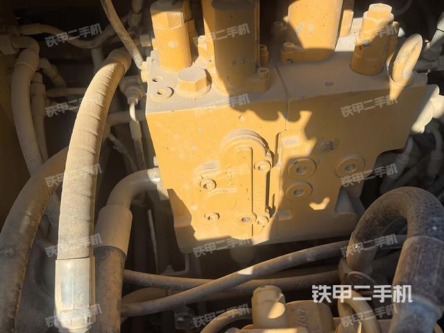 回转马达和主控阀（整机外观）