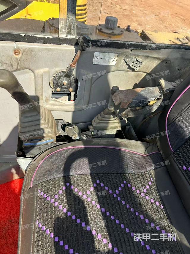 座椅右侧控制台/钥匙门/油门/含右手柄（驾驶室部分）