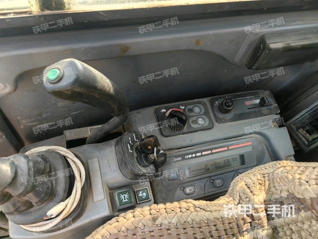 座椅左侧控制台/音响/含左手柄（驾驶室部分）