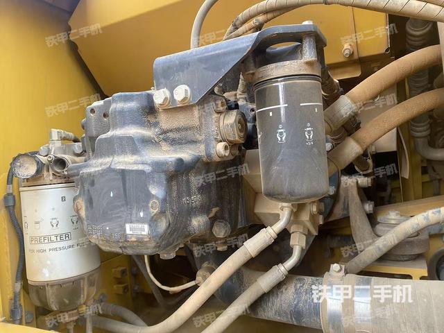 液压泵舱室正面整体（整机外观）