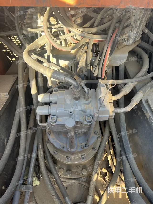 回转马达和主控阀（整机外观）