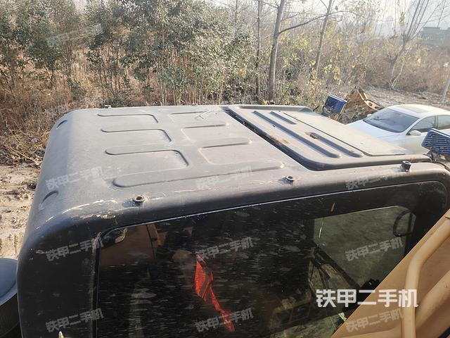 液压泵舱室正面整体（整机外观）