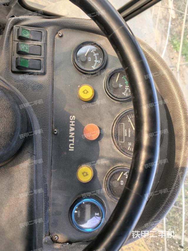 操作臺(tái)全景（壓路機(jī)駕駛室）