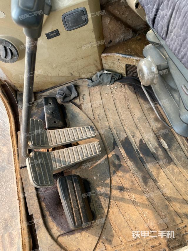 行走控制手柄和踏板?俯拍（駕駛室部分）