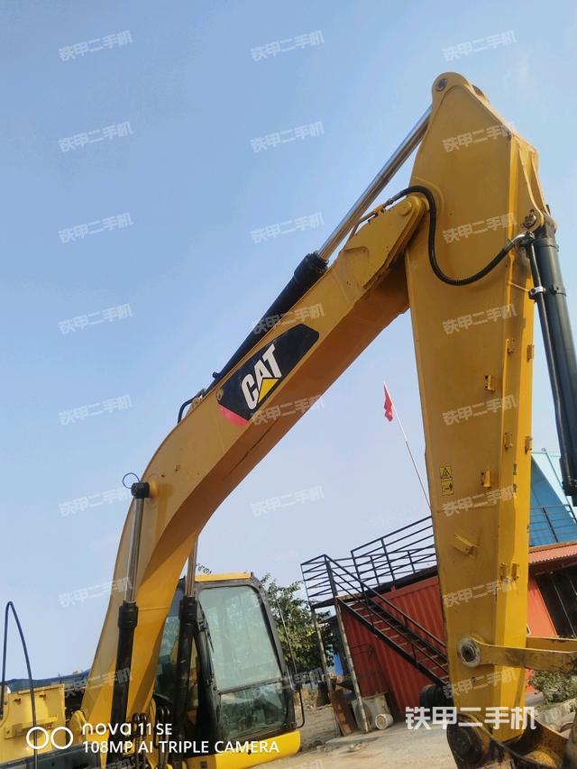 大臂油缸整体 竖拍（工作和回转装置）