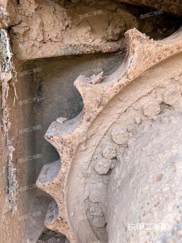 右驅(qū)動輪（行走機構(gòu)）