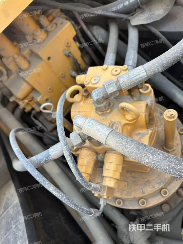 回转马达和主控阀（整机外观）