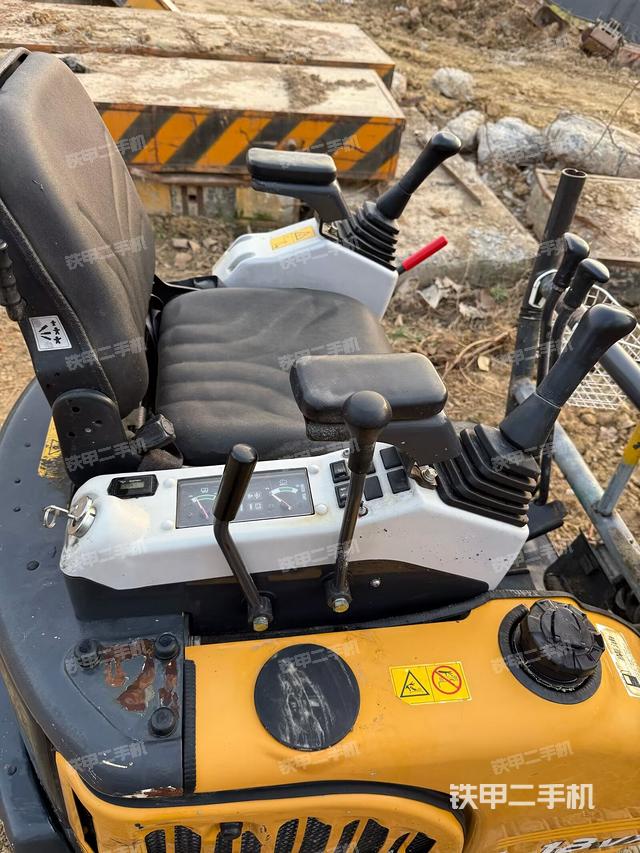 回转马达和主控阀（整机外观）