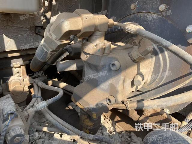 液压泵舱室正面整体（整机外观）