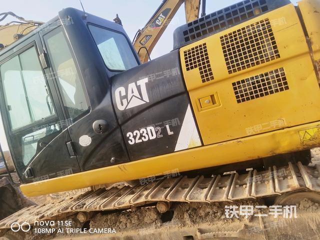 行走控制手柄和踏板 俯拍（驾驶室部分）