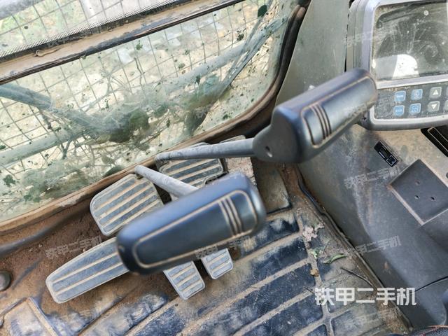 行走控制手柄和踏板 俯拍（驾驶室部分）