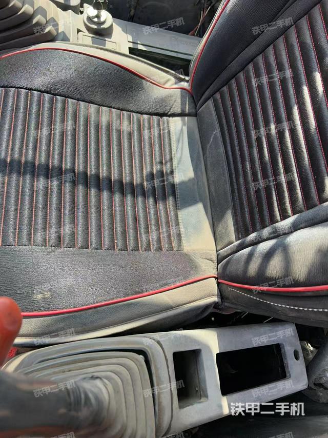 座椅右侧控制台/钥匙门/油门/含右手柄（驾驶室部分）