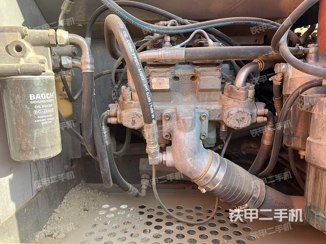 液压泵舱室正面整体（整机外观）