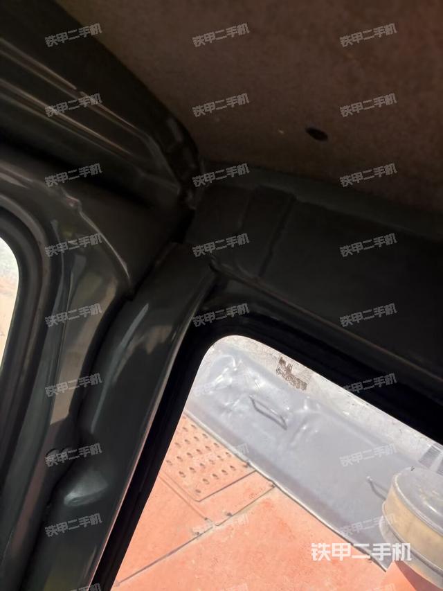 行走控制手柄和踏板 俯拍（驾驶室部分）